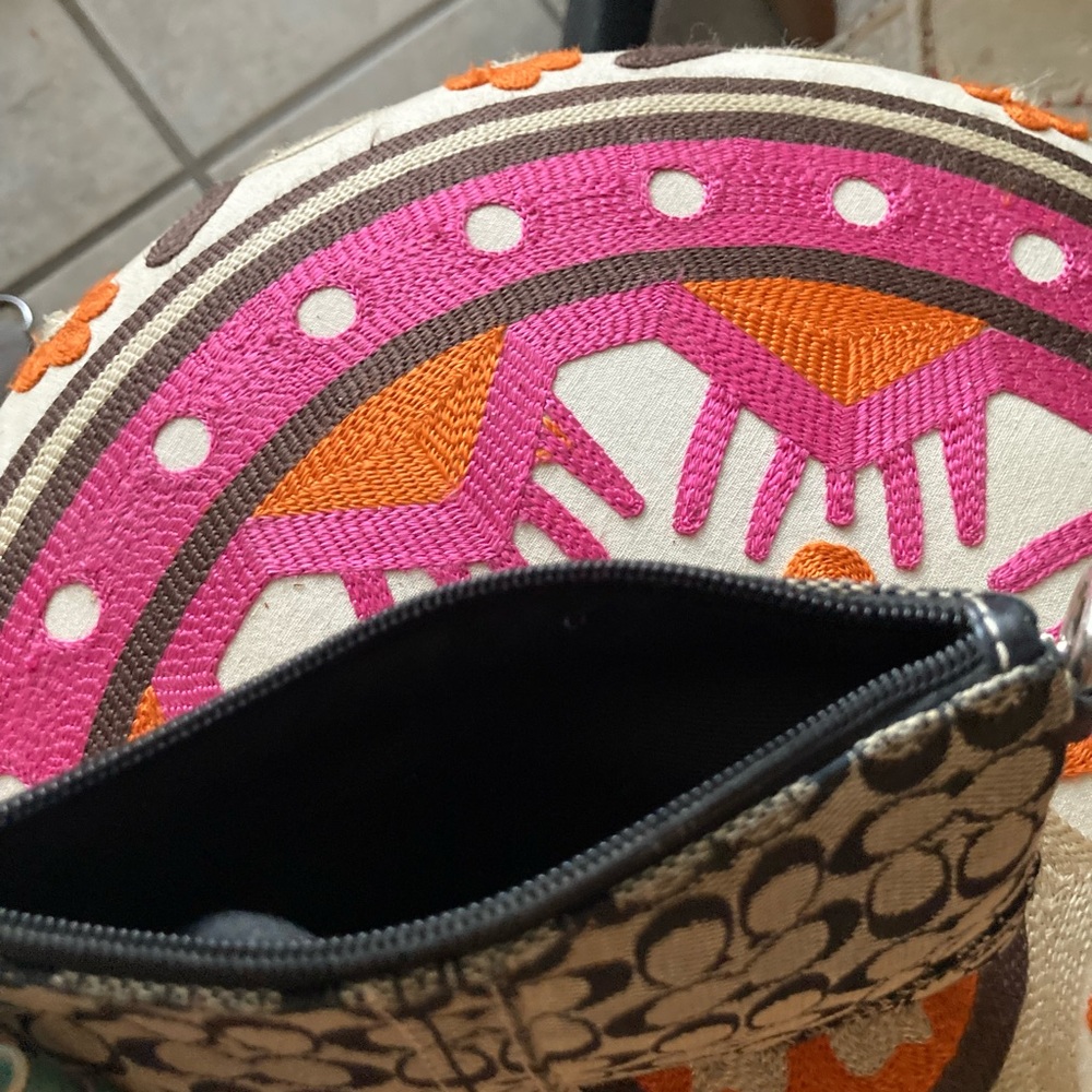 Gorgeous COACH pouch/purse - Picture 2 of 2